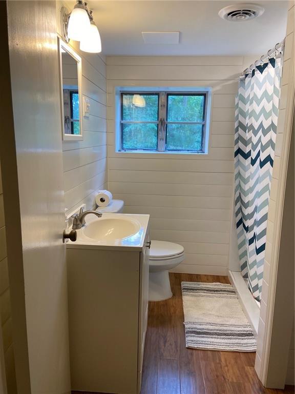 406 S Hillcrest Dr SW, Marietta, GA 30064 - full bathroom featuring wood finished floors, vanity, and curtained shower