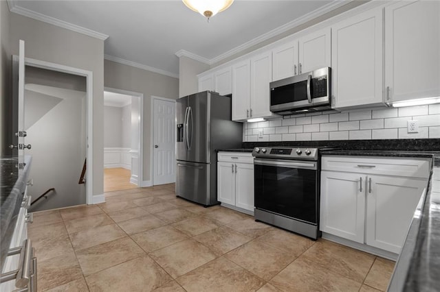 3642 Fowler Rdg, Douglasville, GA 30135 - kitchen featuring appliances with stainless steel finishes, crown molding, backsplash, and white cabinets
