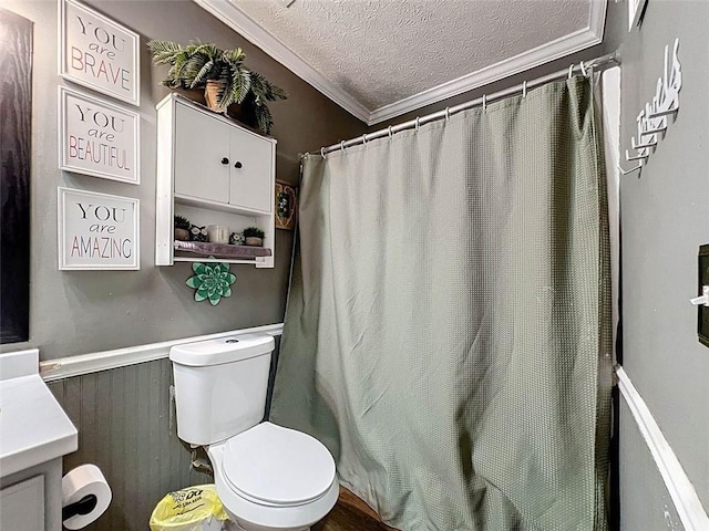 full bath with crown molding, vanity, toilet, a textured ceiling, and a shower with shower curtain