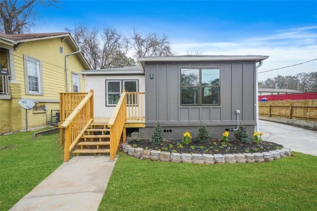 view of front of home with a front yard