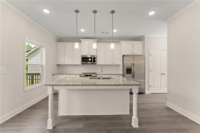 392 Brookstone Trl, Dawsonville, GA 30534 - kitchen featuring crown molding, a center island with sink, a sink, baseboards, and stainless steel appliances