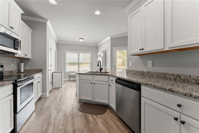 4381 Highland Gate Parkway, Gainesville, GA 30506 - kitchen featuring appliances with stainless steel finishes, a sink, a peninsula, light wood-type flooring, and ornamental molding