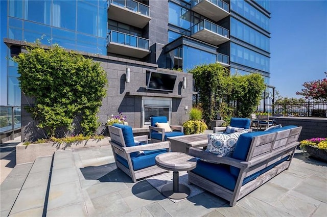 view of patio / terrace featuring an outdoor living space with a fireplace