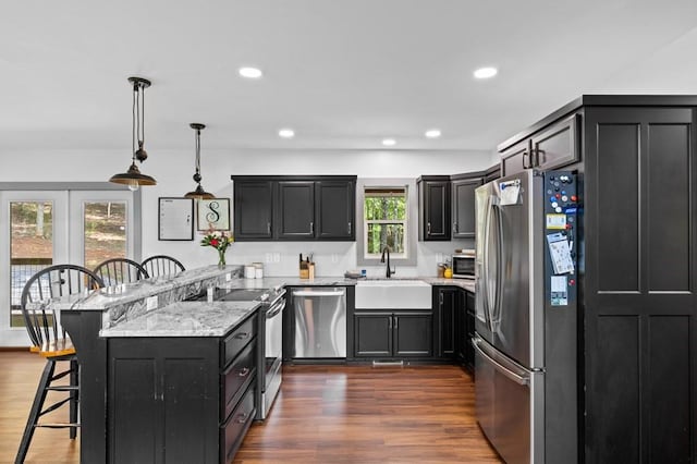 35 Indian Trce, Mineral Bluff, GA 30559 - kitchen featuring stainless steel appliances, a sink, a peninsula, a breakfast bar area, and dark cabinets