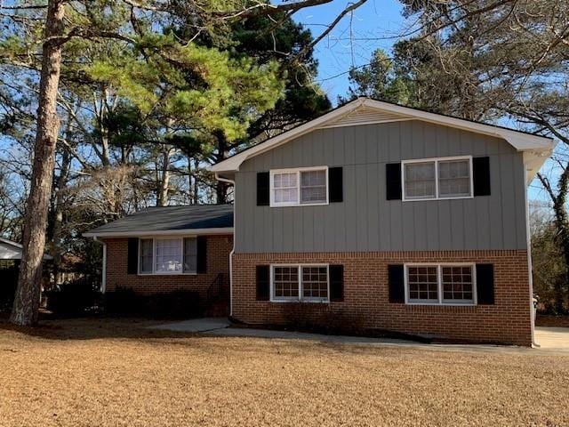 view of front of house with a front yard