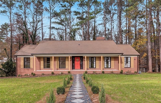 ranch-style house featuring covered porch and a front lawn