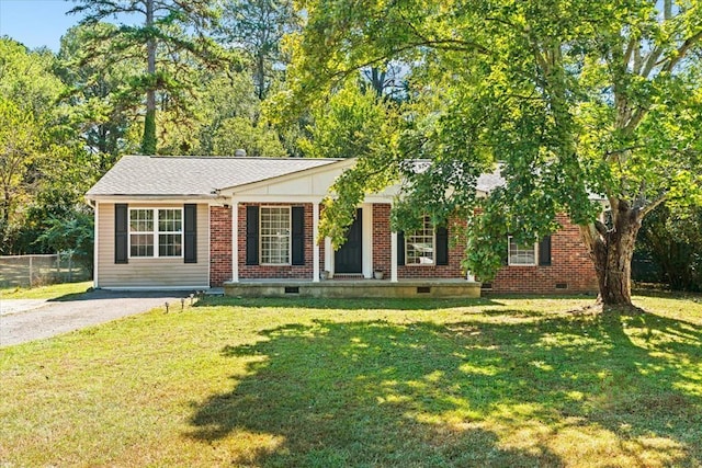 ranch-style house featuring a front yard