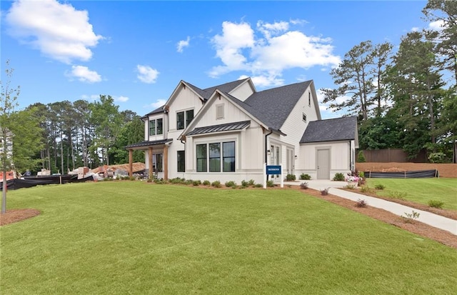 view of front of property featuring a front lawn