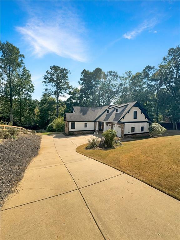 view of front of home with a front lawn