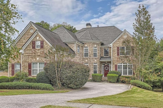 view of front of property featuring a front yard