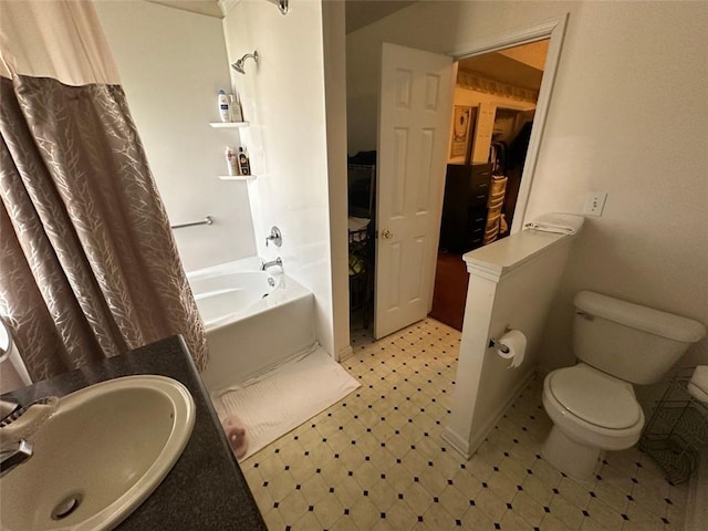 5546 Wellborn Creek Dr, Lithonia, GA 30058 - full bath featuring tile patterned floors, a sink, toilet, and shower / bath combo