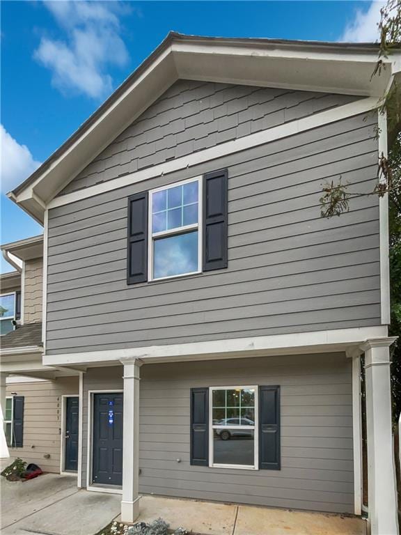 view of front of home featuring a patio area