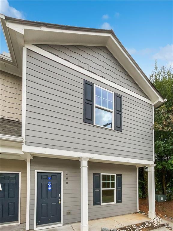 view of front of home featuring a patio