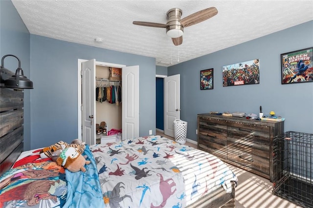 bedroom featuring ceiling fan, a closet, and a textured ceiling