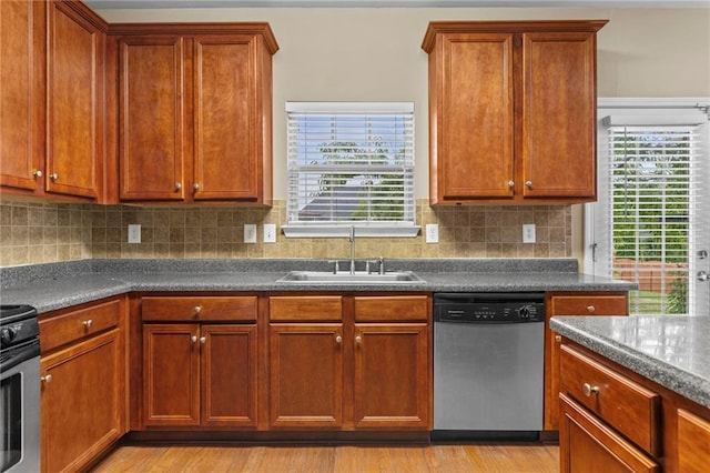 3039 Tuscan Ridge Dr, Snellville, GA 30039 - kitchen with stainless steel appliances, a sink, light wood-style floors, and healthy amount of natural light