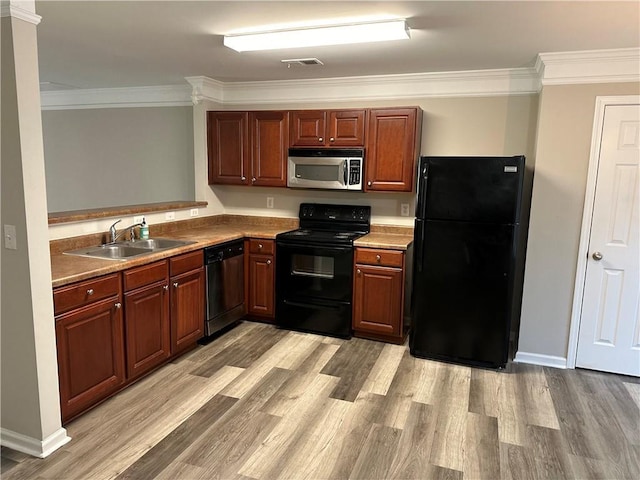 kitchen with sink, black appliances, light wood-type flooring, and ornamental molding