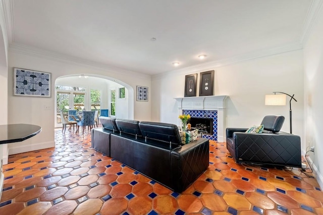 living room with arched walkways, ornamental molding, and baseboards