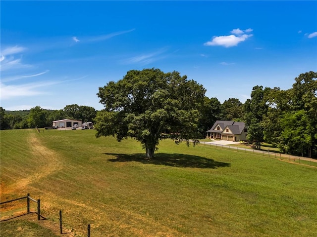 view of yard featuring a rural view