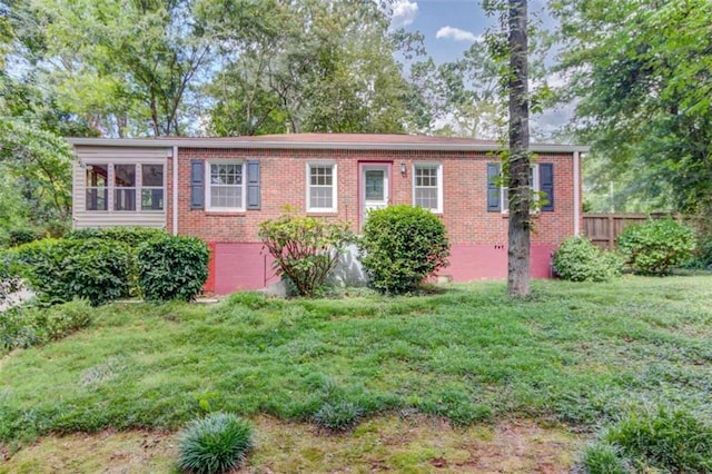 view of front of house featuring a front yard