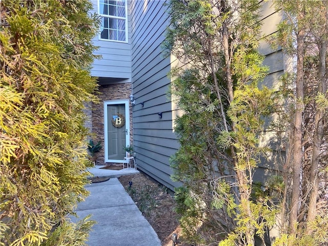 property entrance featuring stone siding