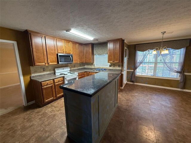 kitchen featuring hanging light fixtures, a notable chandelier, white range with electric cooktop, a textured ceiling, and a kitchen island