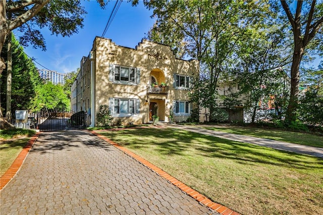 view of front of house featuring a front yard