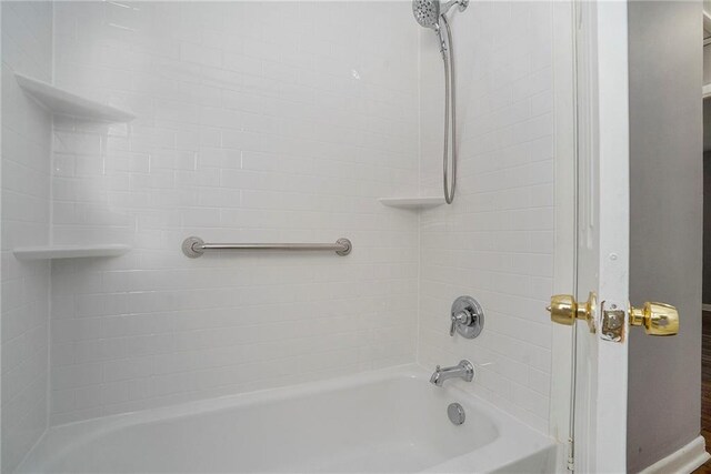 bathroom with tiled shower / bath