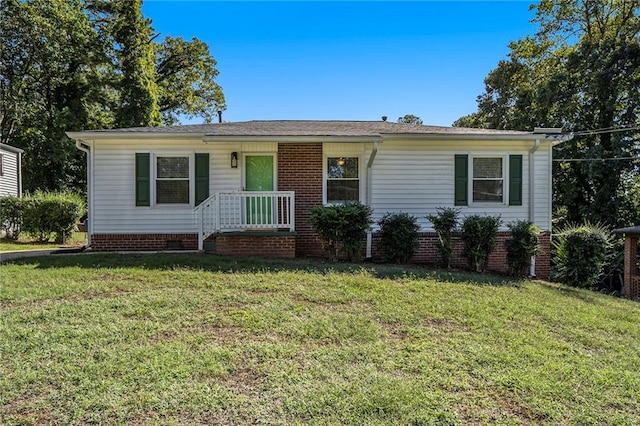 single story home featuring a front lawn