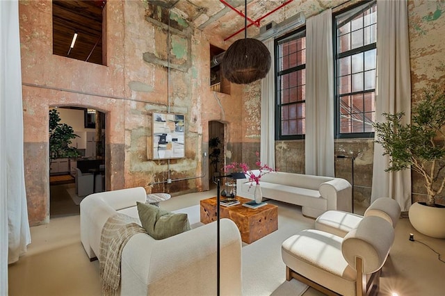 170 Boulevard Se 115E, Atlanta, GA 30312 - living area featuring a high ceiling and arched walkways