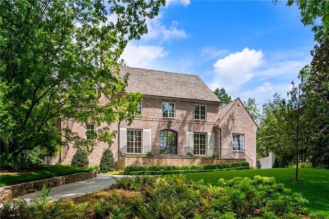 2515 Habersham Rd, Atlanta, GA 30305 - colonial house with brick siding and a front lawn