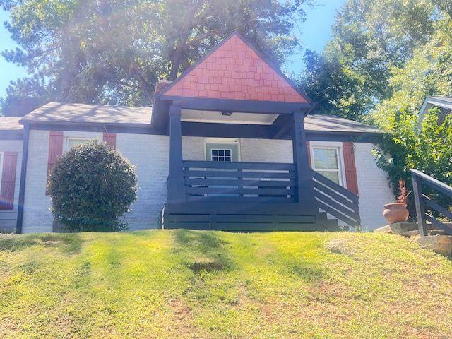 view of front of home featuring a front yard