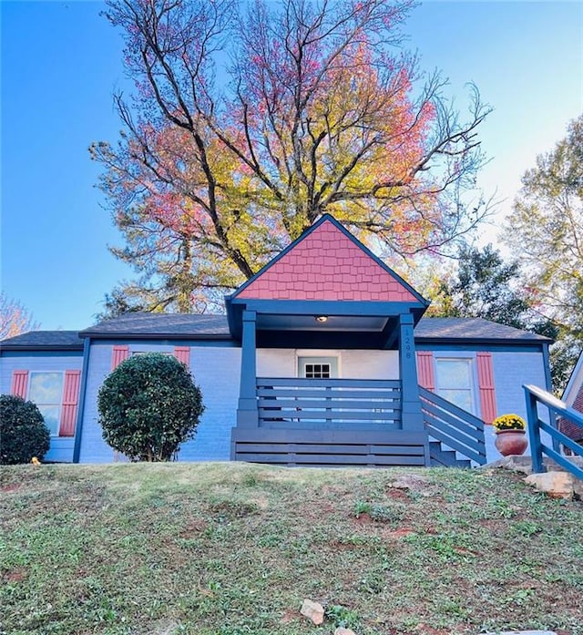 view of front of property featuring a front yard