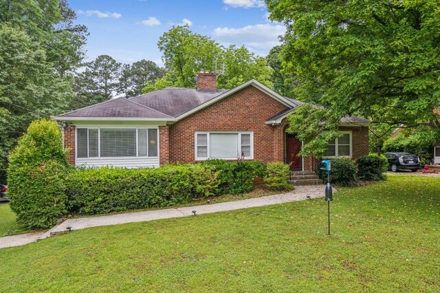 view of front of home featuring a front yard