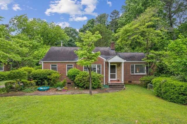 view of front of home featuring a front lawn