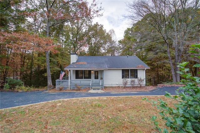 view of front of property with a porch and a front lawn