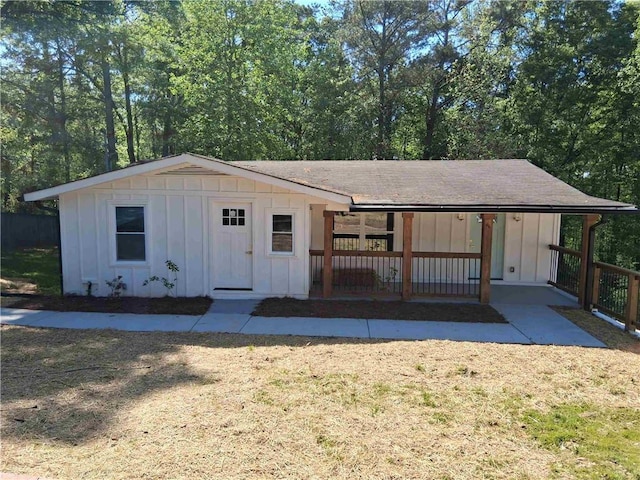 816 Stewart St, Carrollton, GA 30117 - single story home featuring a front yard, covered porch, a shingled roof, and board and batten siding