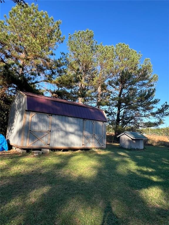 view of yard featuring a shed