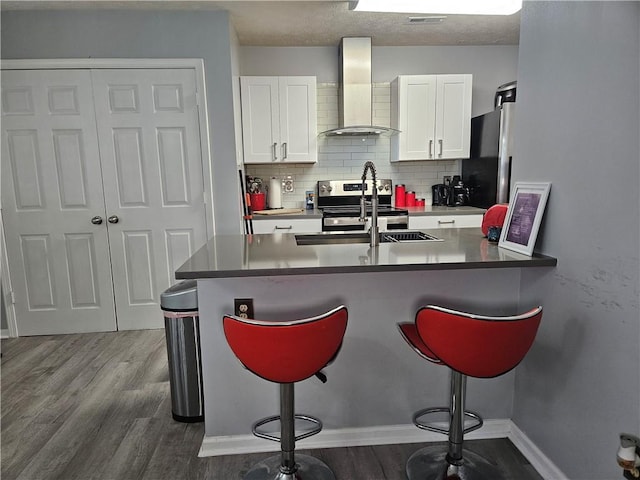 5536 Strathmoor Manor Cir, Lithonia, GA 30058 - kitchen featuring wall chimney range hood, a sink, fridge, and a kitchen bar
