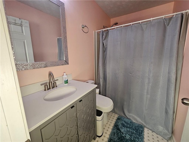 5536 Strathmoor Manor Cir, Lithonia, GA 30058 - bathroom featuring toilet, vanity, curtained shower, and a textured ceiling