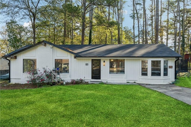 ranch-style house featuring a front yard