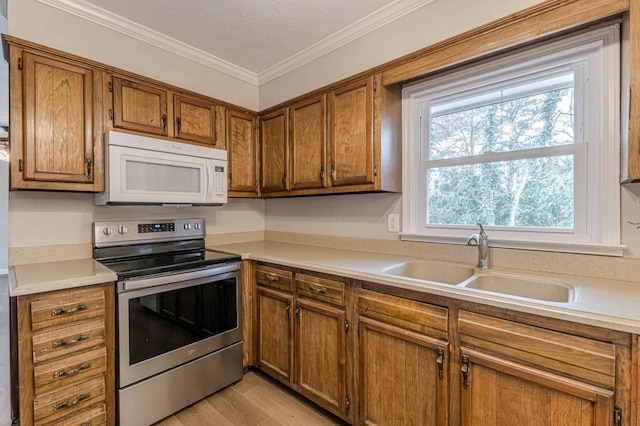 kitchen featuring electric stove, sink, ornamental molding, a textured ceiling, and light hardwood / wood-style flooring