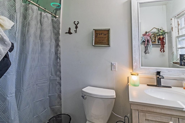 bathroom with a shower with curtain, toilet, and vanity