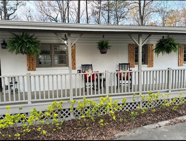 property entrance featuring a porch