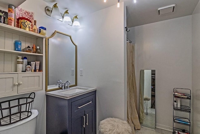 full bathroom featuring vanity, a shower with shower curtain, baseboards, visible vents, and toilet