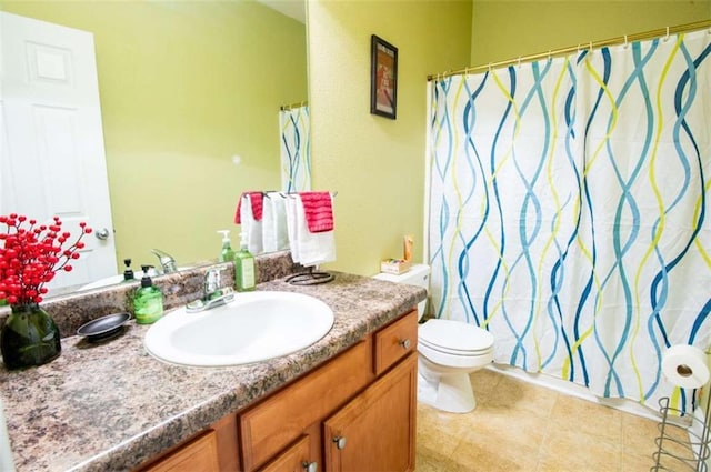 bathroom with curtained shower, vanity, and toilet