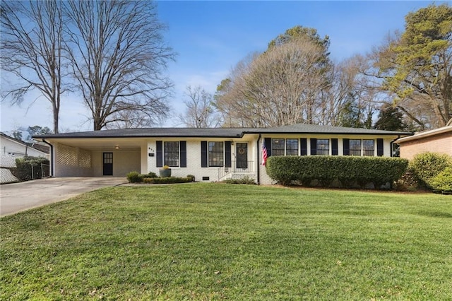 ranch-style home featuring a carport and a front lawn