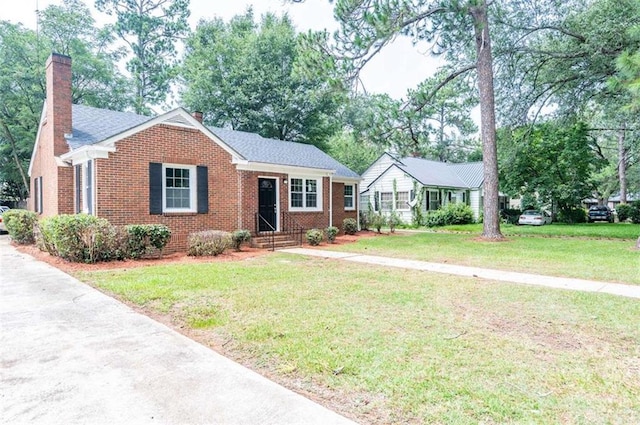 view of front facade featuring a front lawn