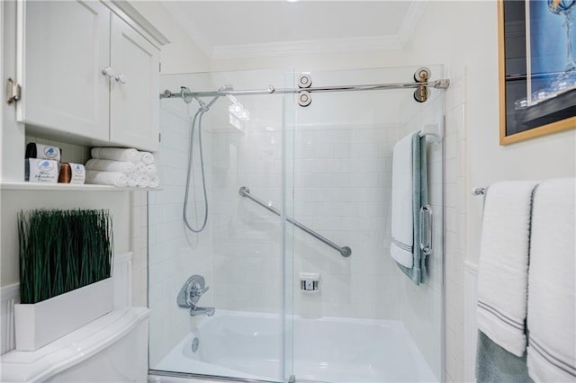 full bathroom with enclosed tub / shower combo, crown molding, and toilet