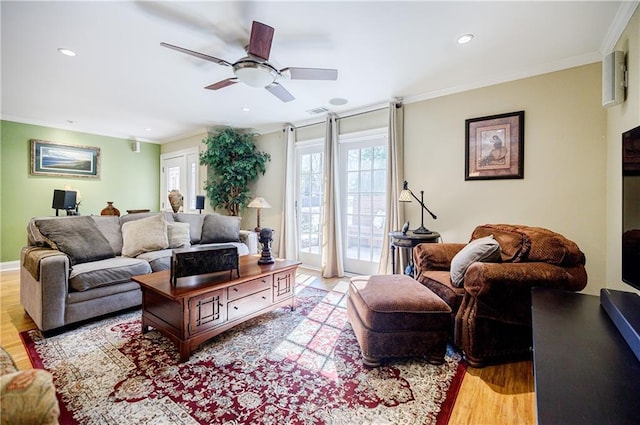 living room with light wood-style floors, recessed lighting, crown molding, and ceiling fan