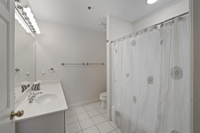 full bathroom featuring baseboards, a shower with shower curtain, toilet, tile patterned flooring, and vanity